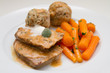 Kalbsbraten mit Semmelknödel und Karotten