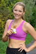 Joggerin isst Müsliriegel