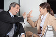 Chef und Mitarbeiterin machen High Five