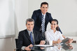 Business-Team mit Tablet Computer