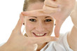 Junge Frau formt Finger zu Kasten