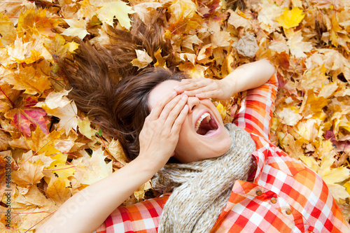 Photo: frau spass laub frau spass laub
