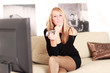 Junge Frau macht einen gemütlichen Fernsehabend