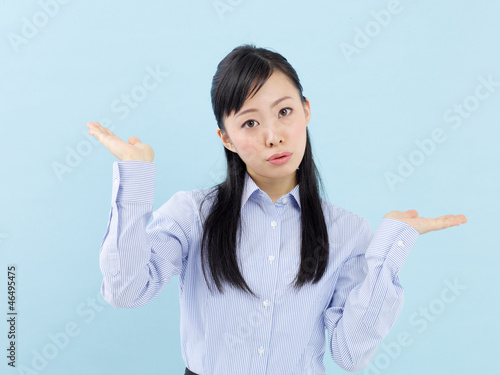 Photo: 比べる女性 比べる女性