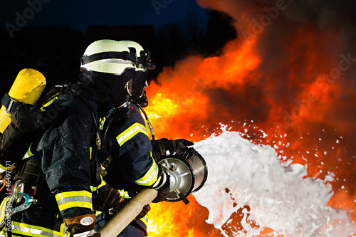 Photo: Feuerwehr - Feuerwehrmänner löschen Brand Feuerwehr - Feuerwehrmänner löschen Brand