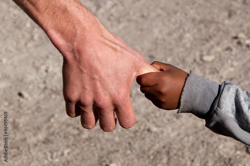 Photo: Armes Kind an Hand von Entwicklungshelfer Armes Kind an Hand von Entwicklungshelfer