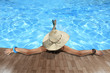 donna con cappello - relax in piscina