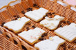 Foto: Wedding cakes in white icing in a basket Wedding cakes in white icing in a basket