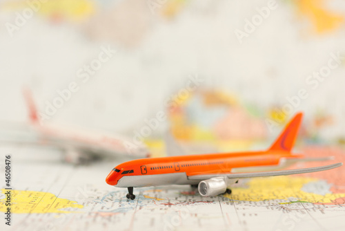 Photo: modèle réduit d'avion sur carte du monde modèle réduit d'avion sur carte du monde