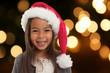 Foto: enfant avec chapeau de noël enfant avec chapeau de noël
