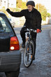 Auto gefährdet Radfahrer beim Einparken