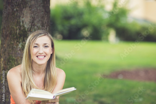 Photo: Buchlesen im Park Buchlesen im Park