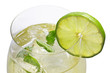 Aperitif mit Limetten und Minze in einem Weinglas