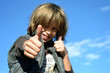 Foto: Portrait d'enfant heureux pouce levé Portrait d'enfant heureux pouce levé