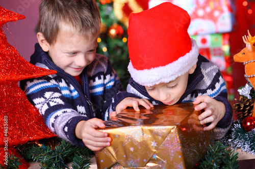 Photo: Kinder mit Weihnachtsgeschenk Kinder mit Weihnachtsgeschenk