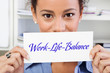 Work-Life-Balance - Frau mit Schild