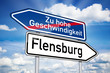 Wegweiser mit Geschwindigkeit und Flensburg