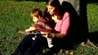 mamma e bambina che leggono un libro