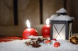 Leuchtende Laterne zu Weihnachten mit Schnee
