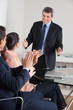 Manager applaudieren Berater