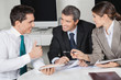 Manager im Business-Meeting hält Daumen hoch