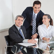 Lachendes Business-Team am Tisch