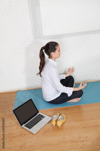 Photo: Geschäftsfrau bei Meditation im Büro Geschäftsfrau bei Meditation im Büro