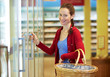 Frau im Supermarkt am Kühlregal