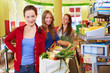 Ältere Frau an Supermarkt-Kasse