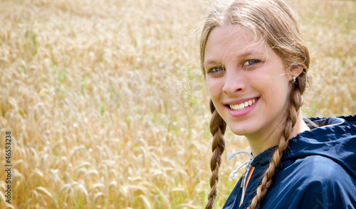 Photo: Junge Frau auf dem Land Junge Frau auf dem Land