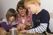 Oma und Enkelkinder backen