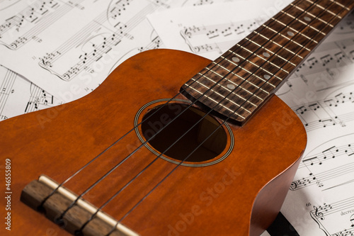 Photo: Ukulele mit Noten Ukulele mit Noten