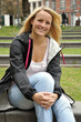 Junge Frau in Stadtpark