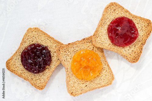 Photo: fette biscottate con marmellata fette biscottate con marmellata