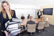 Junge Geschäftsfrau im Büro