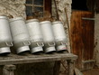 Milchkannen an der Almhütte