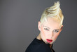 blonde frau mit iro