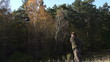 jastrząb staruje z ręki sokolnika w slow motion