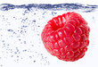 Himbeere im Wasser