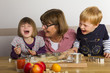 Oma und Enkelkinder backen