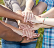 Photo: Diverse Personen legen ihre Hände aufeinander Diverse Personen legen ihre Hände aufeinander