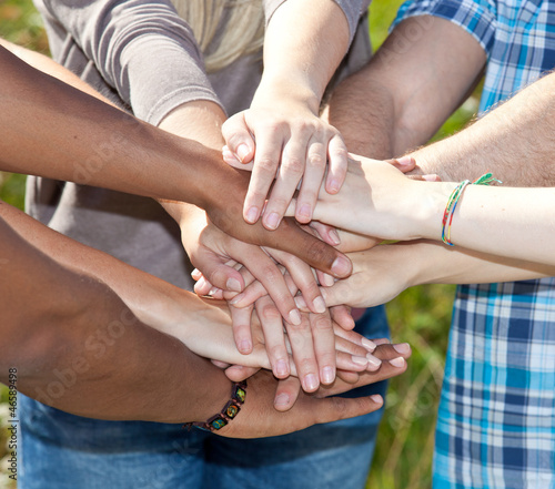 Photo: Diverse Personen legen ihre Hände aufeinander Diverse Personen legen ihre Hände aufeinander