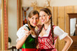 Zwei junge Frauen in Bayerischer Tracht in Restaurant
