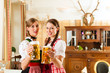 Zwei junge Frauen in Bayerischer Tracht in Restaurant