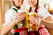 Zwei junge Frauen in Bayerischer Tracht in Restaurant