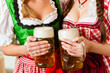 Zwei junge Frauen in Bayerischer Tracht in Restaurant