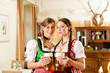 Zwei junge Frauen in Bayerischer Tracht in Restaurant