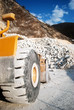bulldozer a lavoro in cava di marmo