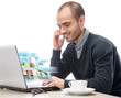 Foto: A young man sitting in front of a laptop and sharing photo and v A young man sitting in front of a laptop and sharing photo and v