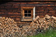 Fenster einer Almhütte